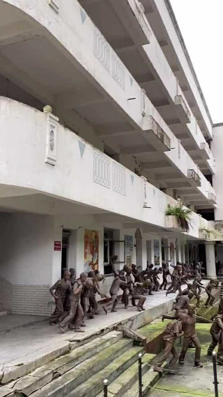 汶川地震最牛教学楼,整体被抬高了近3米,却屹立不倒