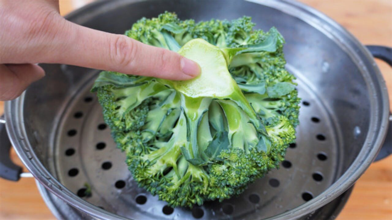 西兰花放锅里蒸一蒸第一次见这做法真是高手在民间长见识了