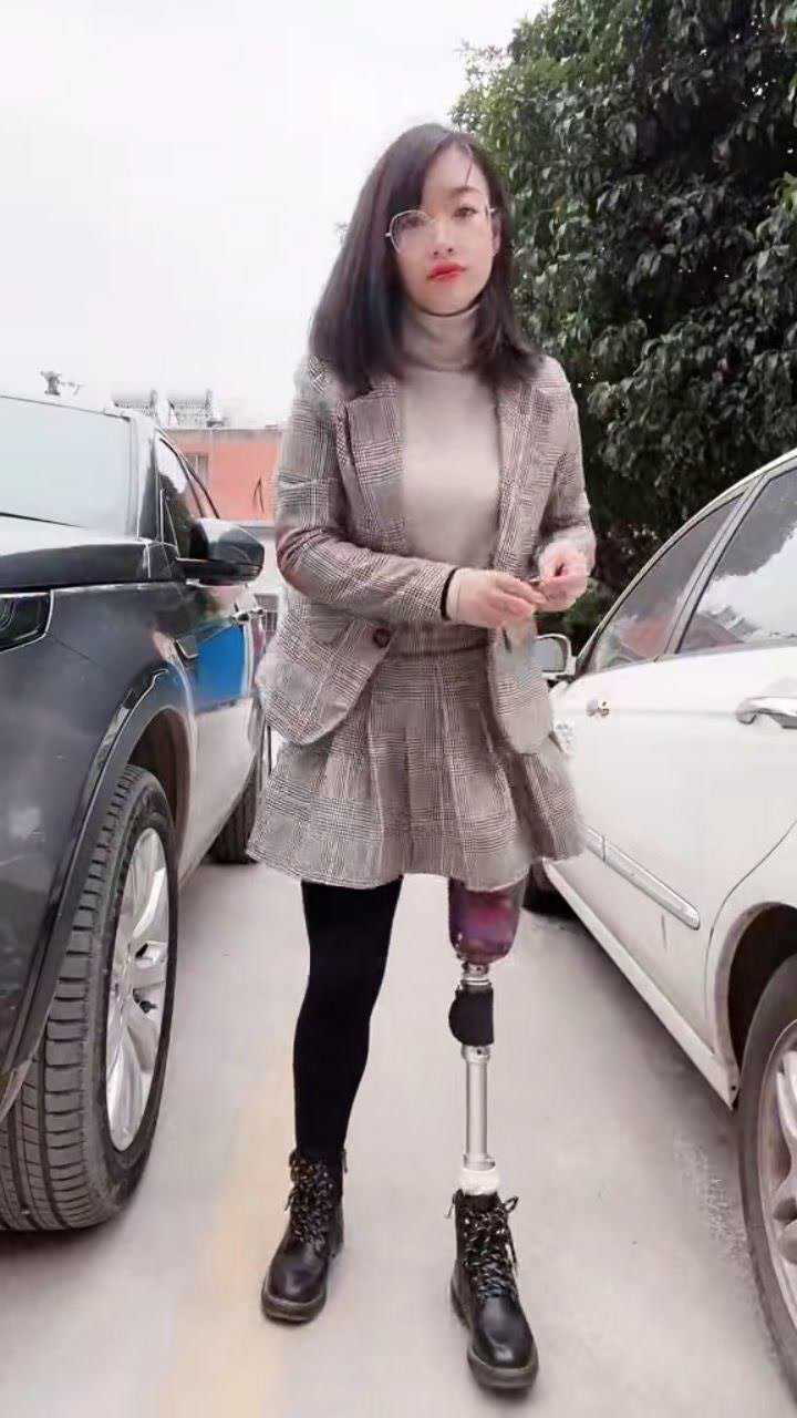 听说你们想看一下,我是怎么戴假肢的?