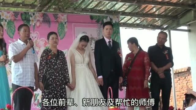 新娘爸爸婚礼上讲话很有风度,语言朴实全面概括,主持人都感觉要下岗了