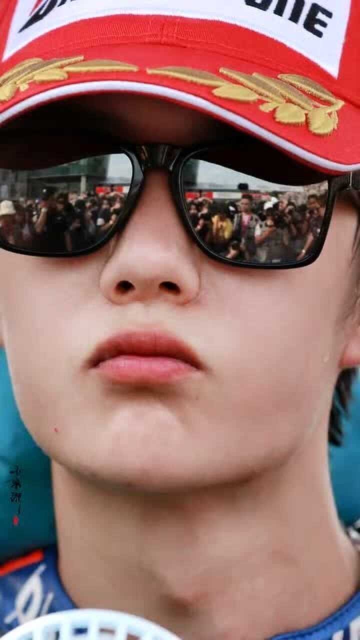 王一博:一博,一根胡子都没有吗?