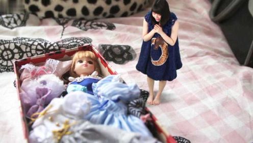 女孩意外变成拇指大小，于是买下一堆洋娃娃，扒下它们的衣服穿