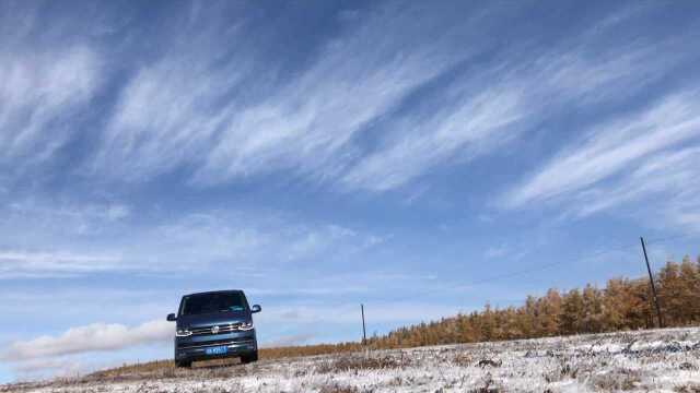 深秋的辉腾锡勒,大雪已经覆盖了草原