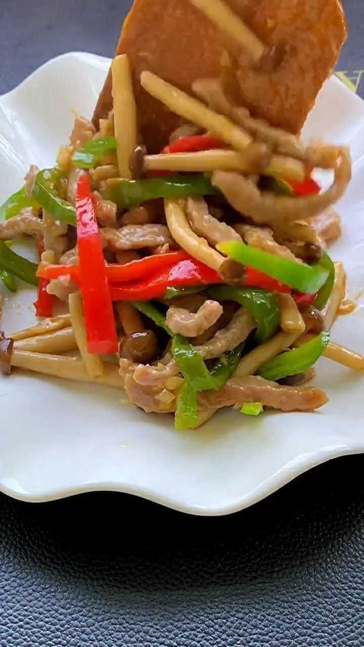 蟹味菇炒肉丝这样做,荤素搭配营养美味,全家人都喜欢