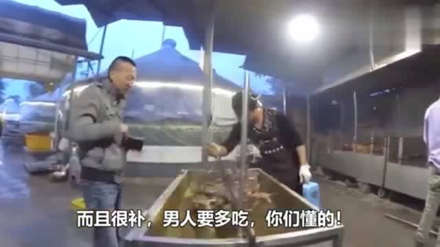 老外在中国:老外和同事来吃羊肉,还说:羊肉很补的,要多吃