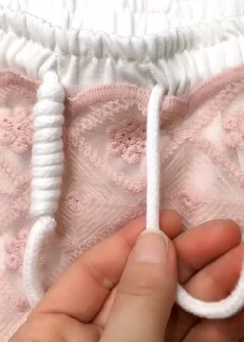 卫衣飘带螺旋扣,这样系才好看,简单又实用!