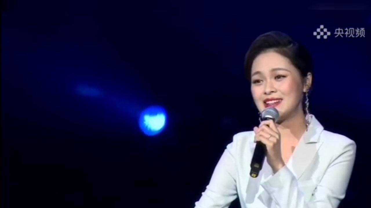 龚爽《在水一方》