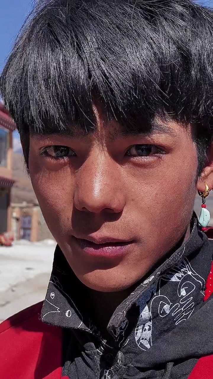 近距离拍摄康巴汉子丁真精致的五官眼睛里好像有星星