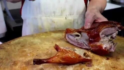 香港烧腊档的招牌烧鸭，看这皮色就知道，味道一定很正宗