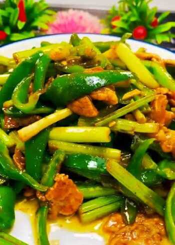 今天教大家做一道好吃的家常菜,芹菜炒青椒.