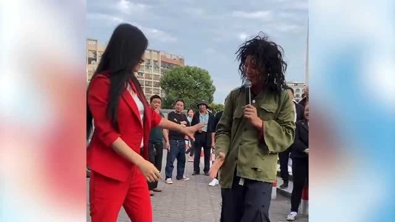 乞丐唱歌情深似海优美的歌声加上美女的舞蹈太精彩了