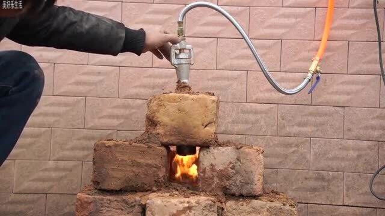 农村铁匠在家自制低成本炉子,这样以后打铁,就方便多了!