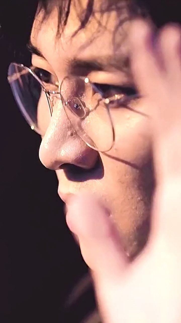 刘怡潼推眼镜的姿势太帅了祖传爸爸的反派角色