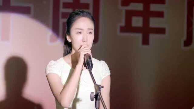 美女在公司周年庆典唱歌曲献给失踪4年妹妹,没想到妹妹就坐台下