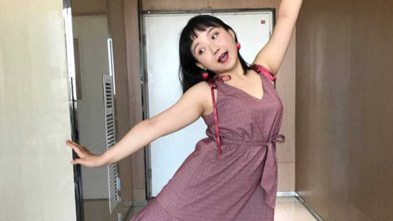 辣目洋子2年来穿吊带裙的变化,不仅瘦出腰线,气质也更佳了!