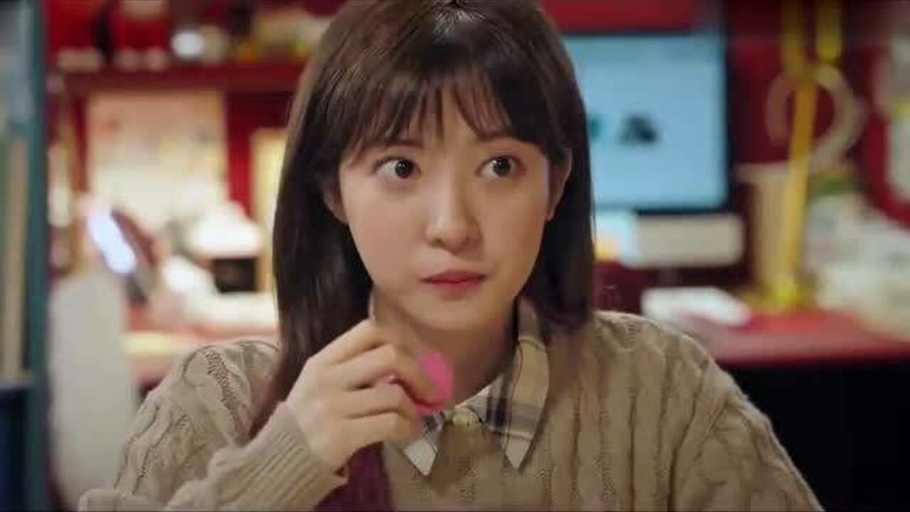 顶楼闵雪雅偷拿马卡龙刚好被富家千金看见锡京满脸嘲笑