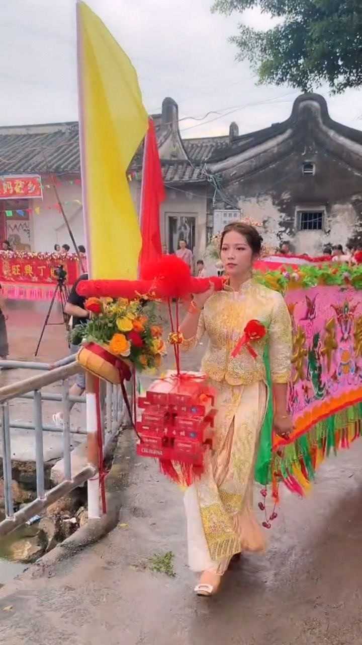 潮汕某董事长女儿扛大标旗巡游全村