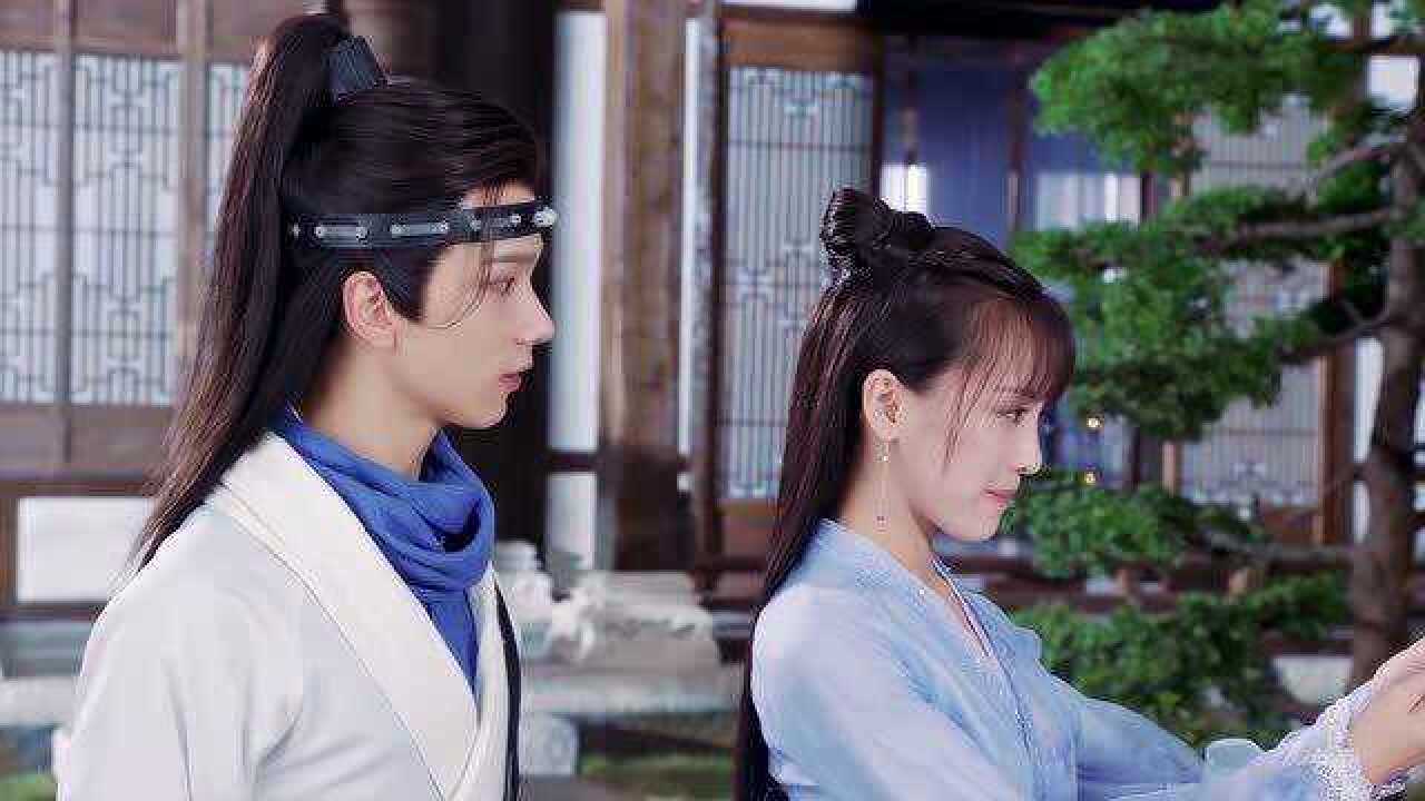 《今夕何夕》道乐教冯子鸢练习飞镖,冯子鸢姿势不对,道乐手把手的教她