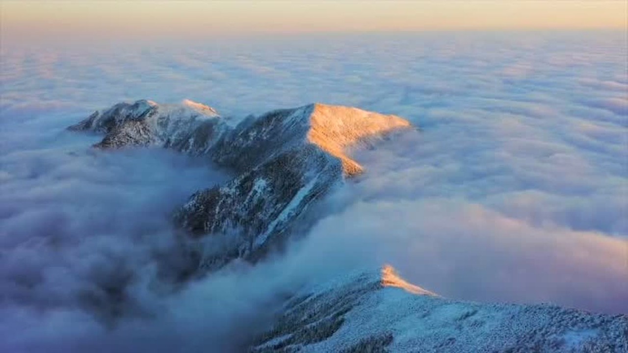 新闻哥每日精选秦岭里的千山暮雪伴随着云海日出呈现出自然界最为壮观