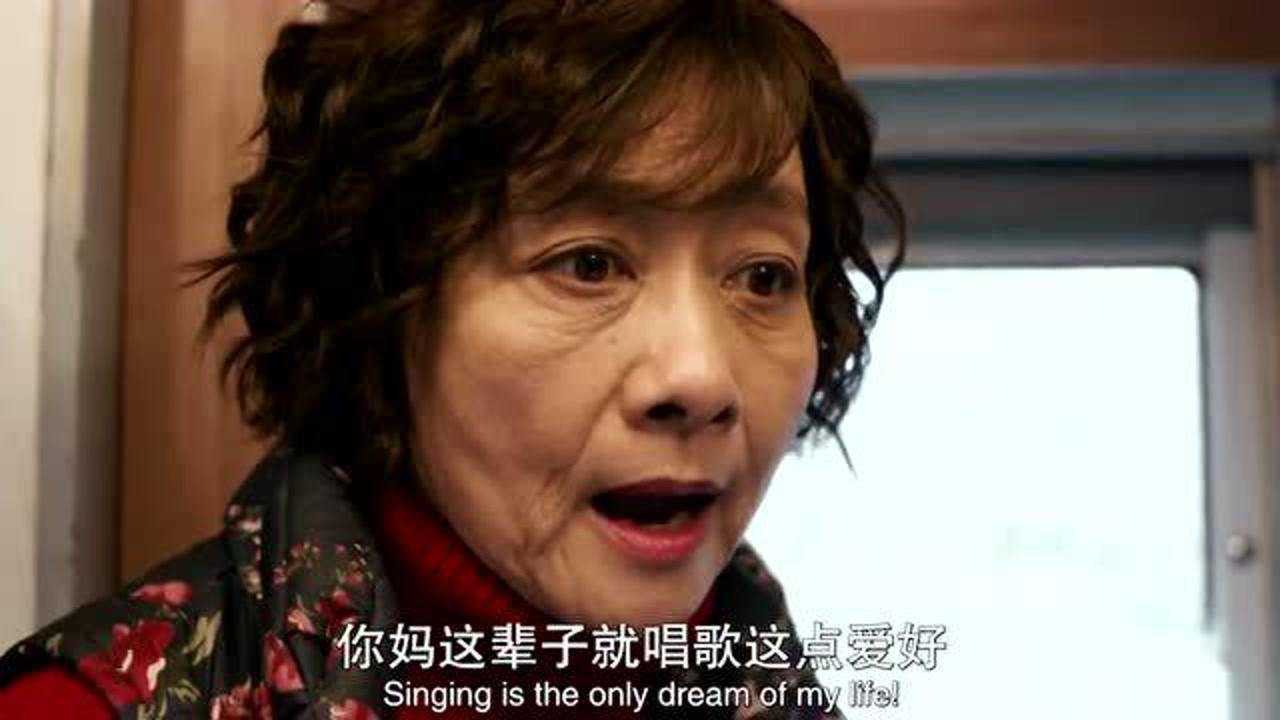 妈妈坚持去莫斯科圆梦儿子一脸质疑谁知妈妈上台演唱太惊艳