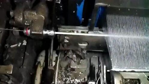 这样的喷水式织布机还是第一次看到，整个过程十分的精确，比起人工效率更高_高清