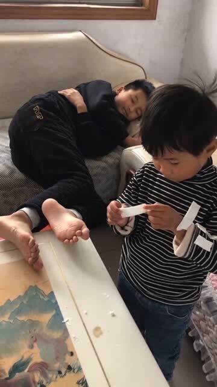 弟弟趁哥哥睡着了在他脚底贴了双面胶害得哥哥脚粘地上了