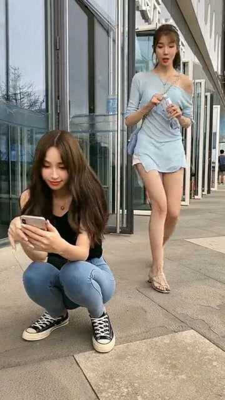美女蹲在大街上撒尿，这得多糗呀！都没脸见人了_高清