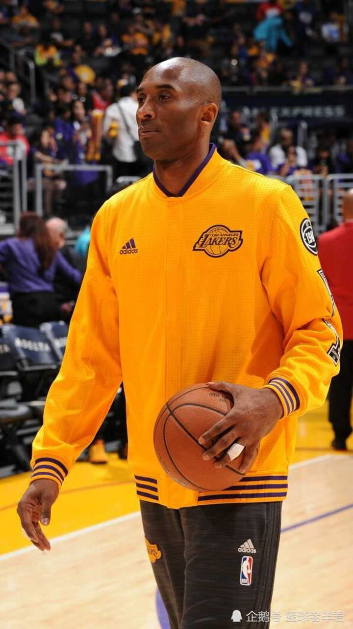 科比用后仰跳投打我看我这个负角度投篮