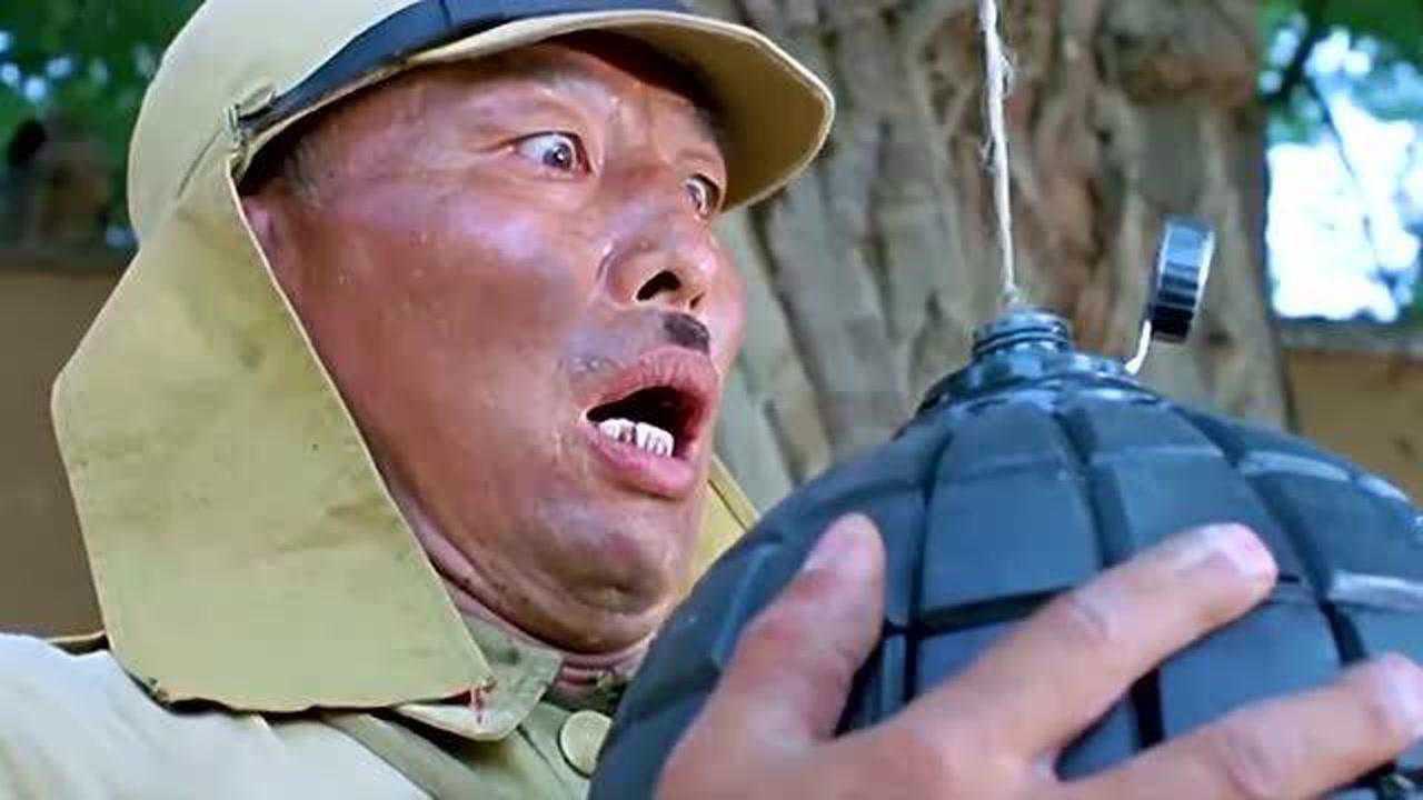 鬼子手捧地雷正好还掉下个马蜂窝我是含着泪剪完的是笑哭的