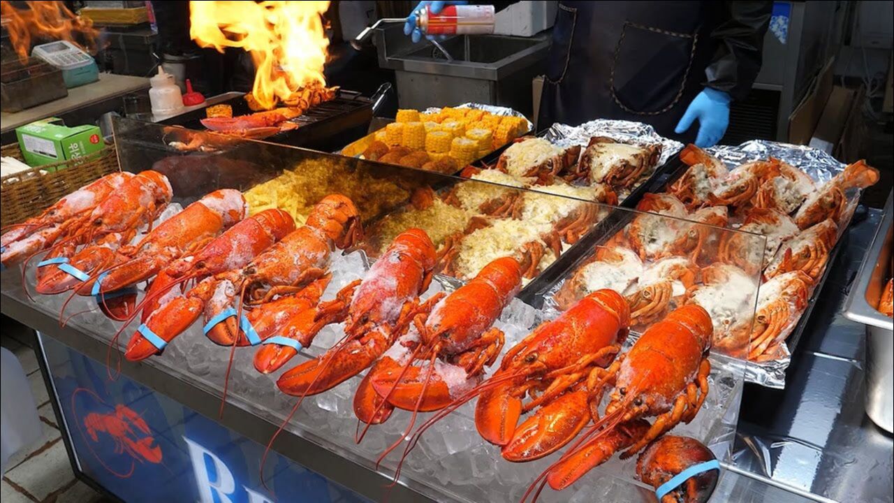 23岁小伙卖龙虾剪成两半再撒上一斤的奶酪半夜2点也来抢着买