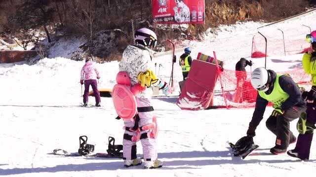 真是个滑雪小天才,稳扎稳打云佛山滑雪场初级赛道