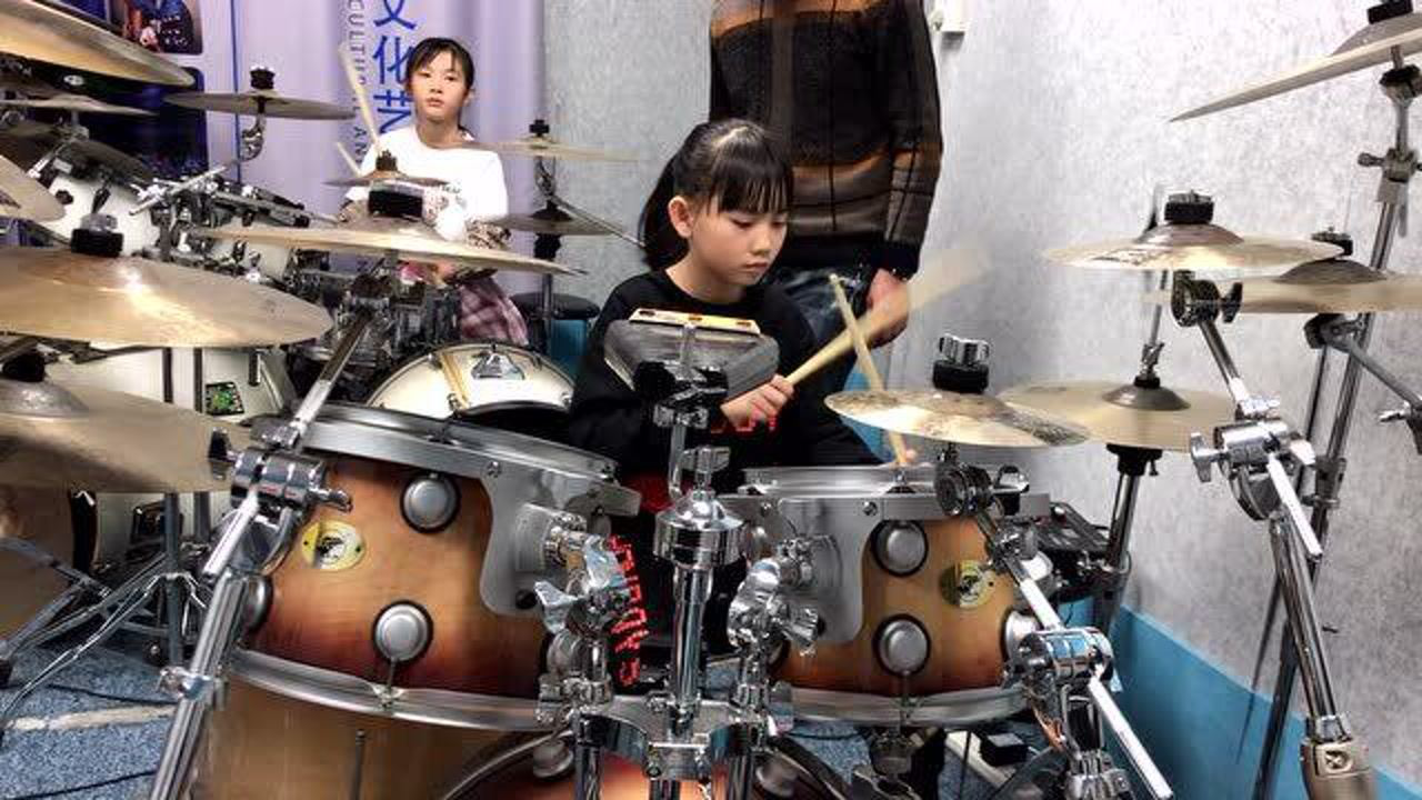 妞妞园园架子鼓组合演奏一首歌曲我这一生