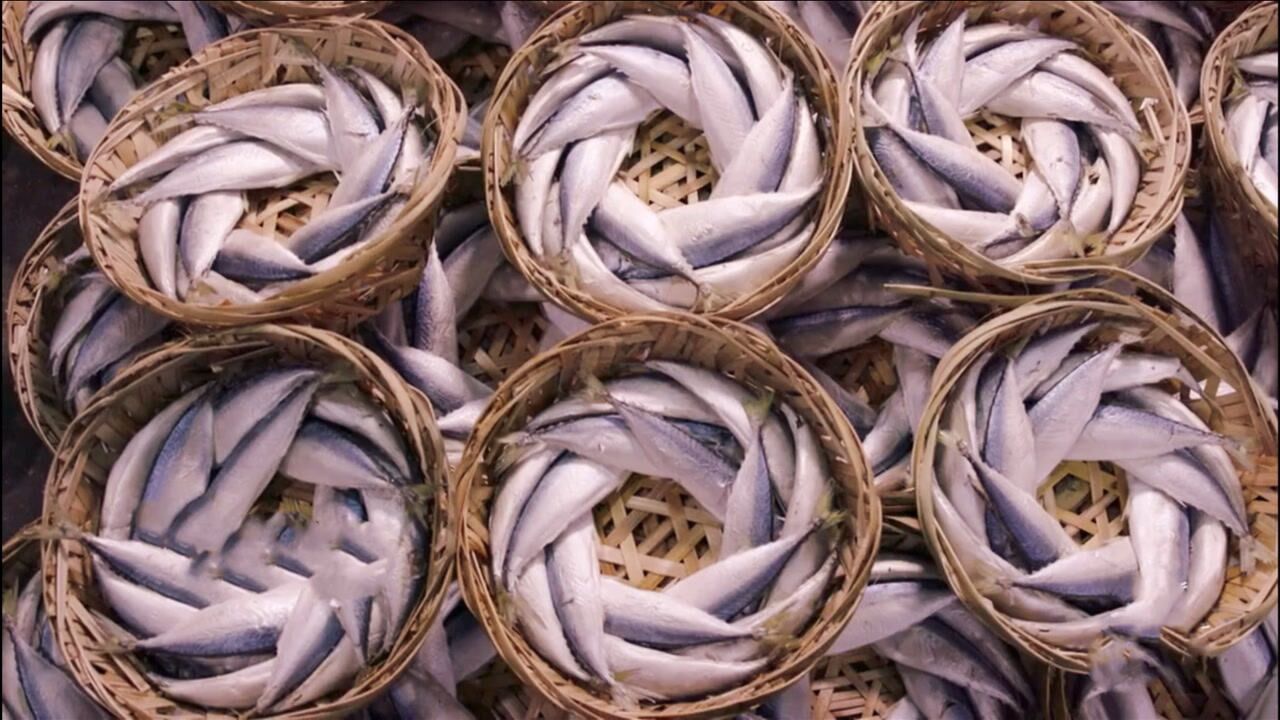 鱼类美食把鱼放在竹筐里撒盐蒸熟口味清新鱼肉鲜嫩