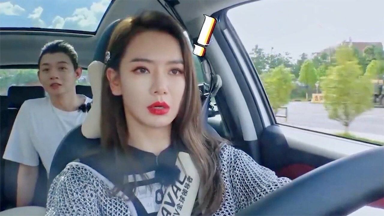 戚薇开车不拉手刹猛踩油门,教练感叹:戚哥猛女!开车的女明星们