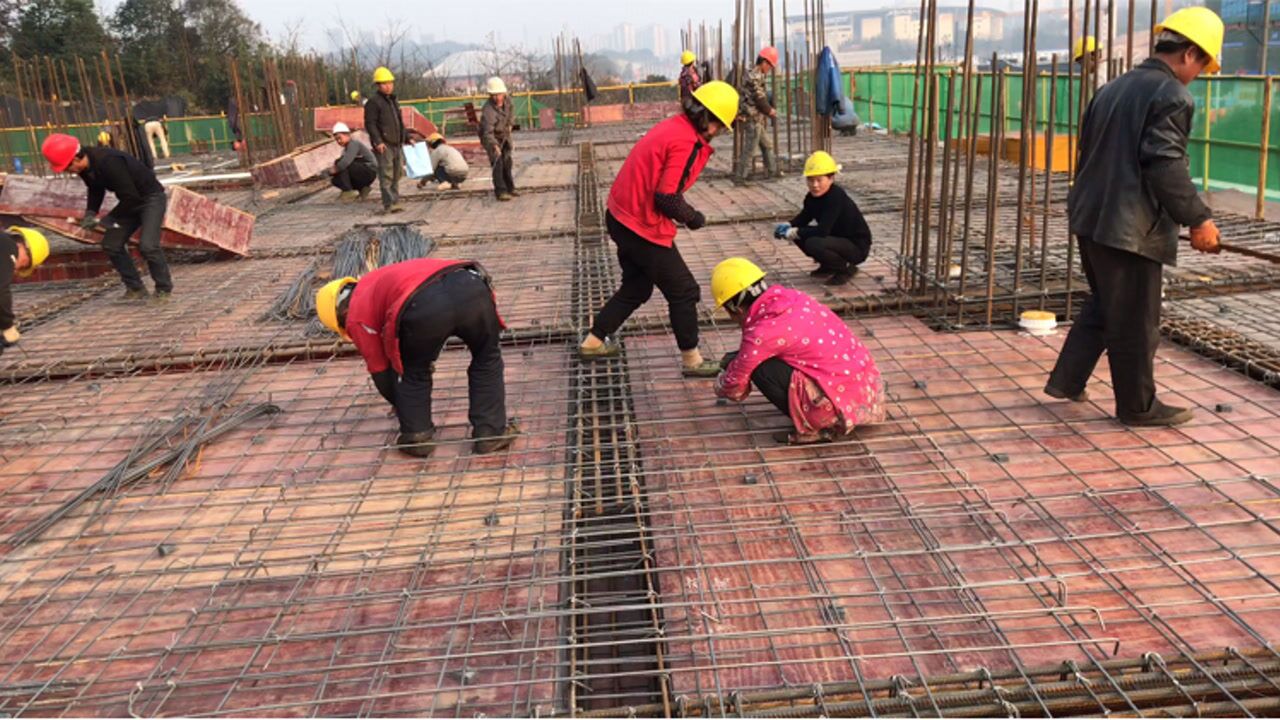 工地来了几位女钢筋工,这扎筋效率丝毫不比男人差,一天挣好几百