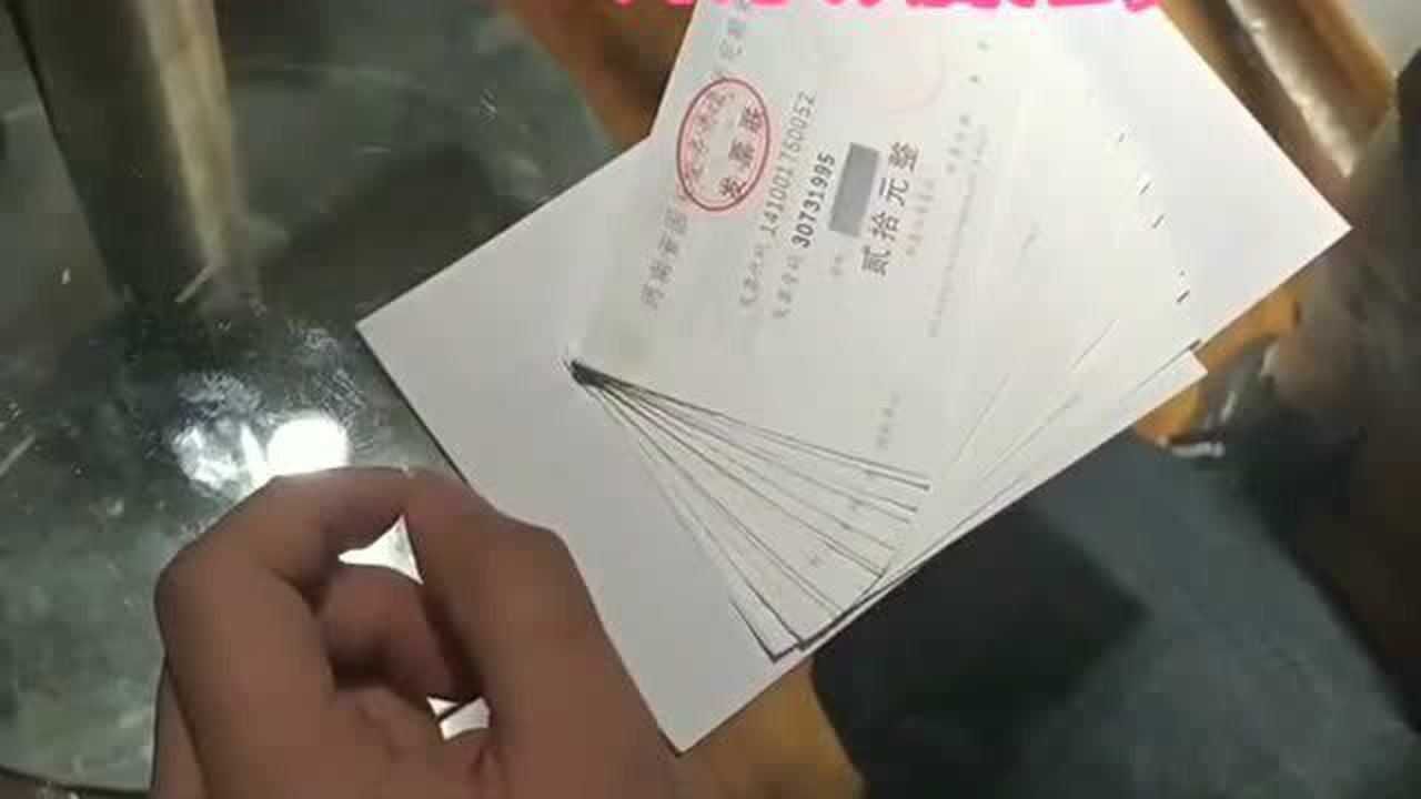 会计常用的鱼鳞票贴法,小姐姐展示的非常熟练,手法也相当的娴熟!_高清1080P在线观看平台_腾讯视频