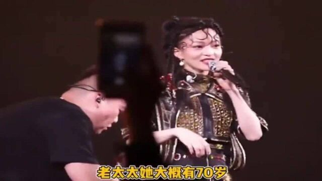 “63岁”的头号粉丝到场支持张韶涵演唱会,张韶涵的实力不容小觑