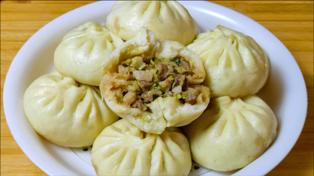 白菜猪肉馅包子好吃有绝招不用盐杀白菜肉嫩菜鲜真的太香了