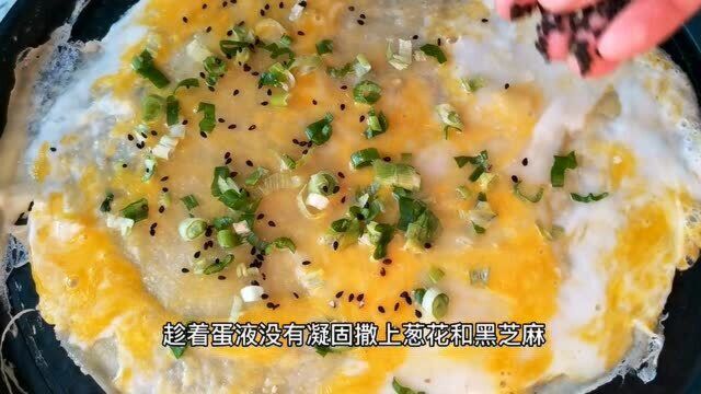 快手早餐煎饼果子,手不沾面一摊一卷,5分钟搞定,简单易学值得推广!