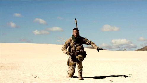 狙击手在沙漠踩到地雷，蹲在原地60个小时，不敢走一步，电影