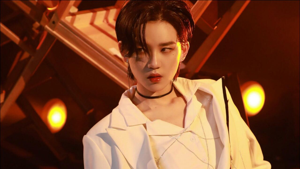 陆柯燃既有女性的靓丽外表,又有男性的霸道气息,真是太会撩人了