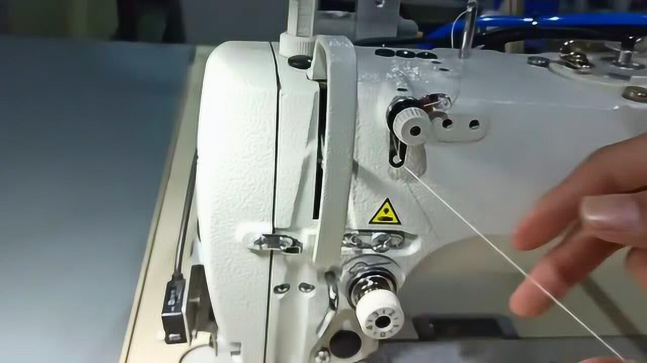 缝纫机穿线及更换底线