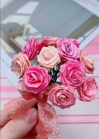 你们要的迷你玫瑰花花束,可以用做情人节手工礼物或者生日礼物呢,简单