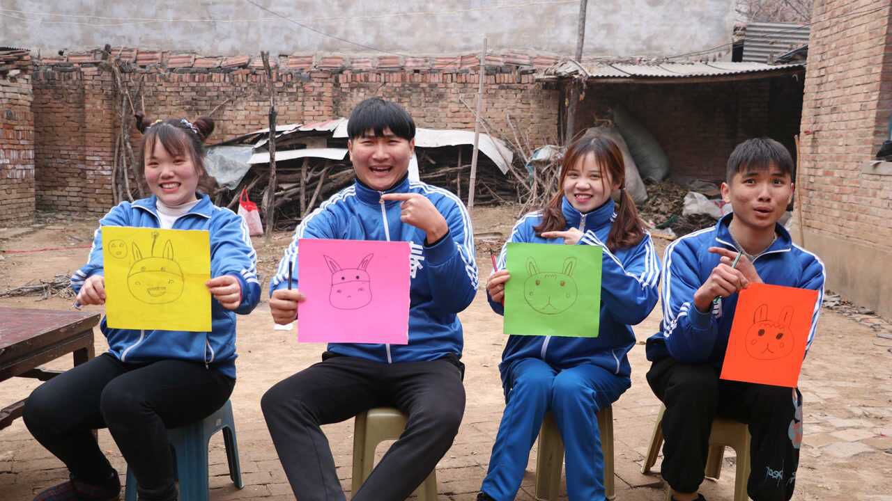 小伙伴们玩你画我猜游戏没想圆圆竟画了只驴太逗了