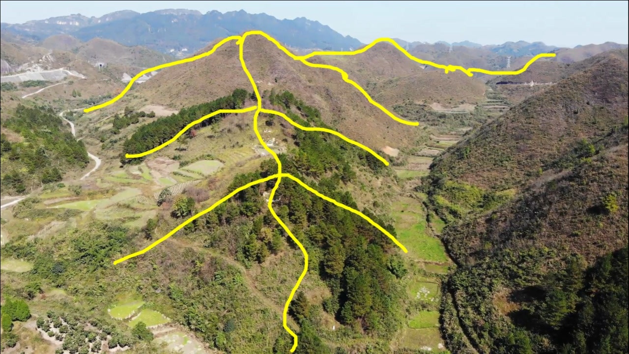 来龙有力左右山脉环抱犹如蜈蚣攀爬真是个风水宝地