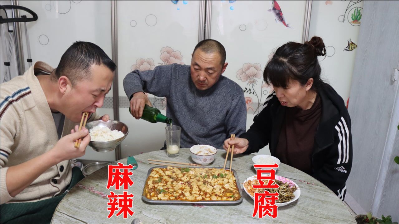 大彭做豆腐有一手看着很麻辣吃到嘴里很滑嫩这也太香了