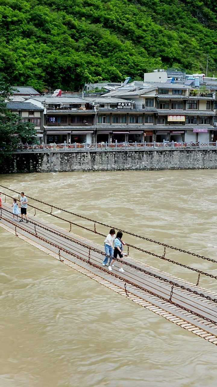 泸定桥你们知道在哪里吗13根铁链依旧横跨在大渡河上