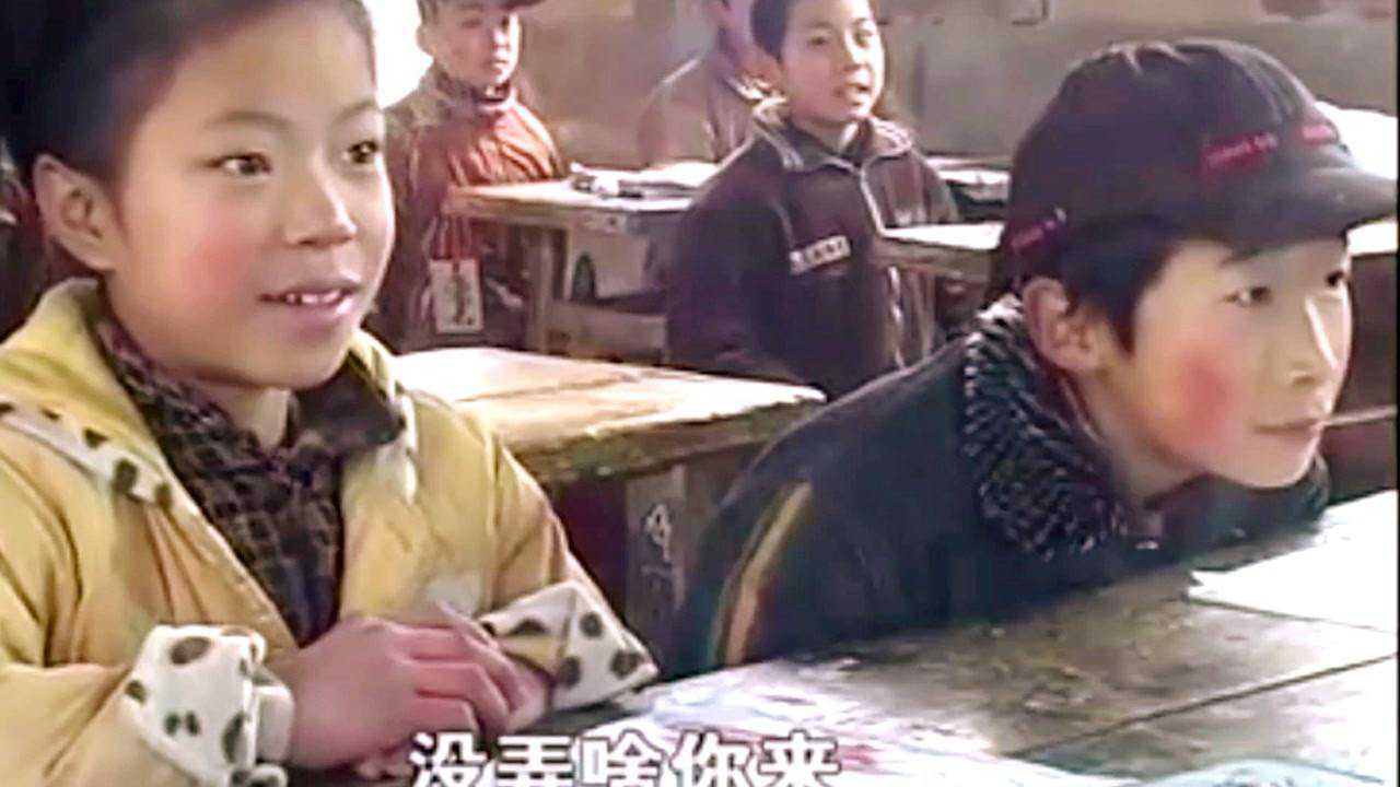 紫陀螺席布鲁上学翻墙被抓被老师针对的画面真像我们小时候