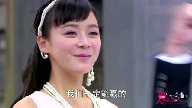 丽花歌女街头义演,为前线的战士募捐,贡献自己的一分力量