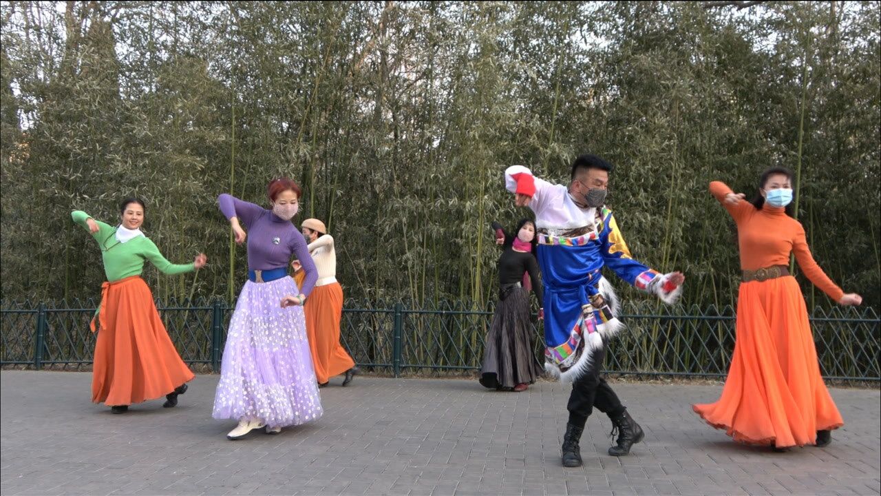 紫竹院广场舞《玛尼情歌》舞步简单易学,大家跟着节奏一起嗨起来